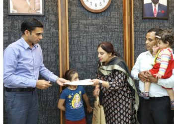 डीएम संज्ञान; लटकी तलवार तो स्कूल प्रबंधन ने जारी उसके हक का वेतन व अनुभव प्रमाण पत्र