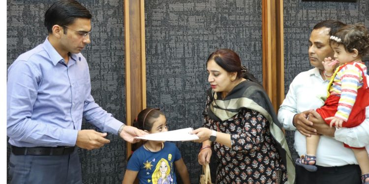 डीएम संज्ञान; लटकी तलवार तो स्कूल प्रबंधन ने जारी उसके हक का वेतन व अनुभव प्रमाण पत्र