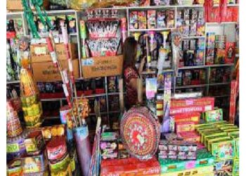 दीपावली से पहले पटाखा कारोबार पर बड़ी कार्रवाई, रिकॉर्ड से कई गुना ज्यादा पाया गया स्टॉक