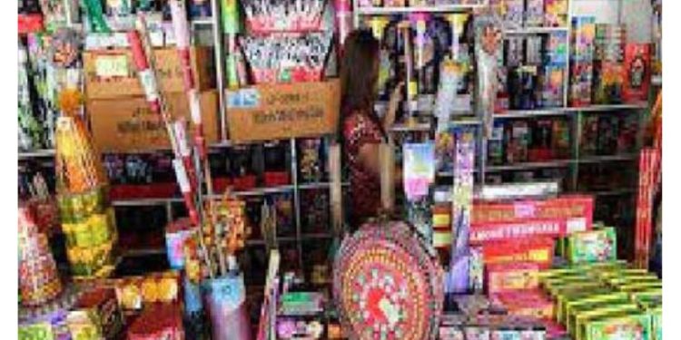 दीपावली से पहले पटाखा कारोबार पर बड़ी कार्रवाई, रिकॉर्ड से कई गुना ज्यादा पाया गया स्टॉक