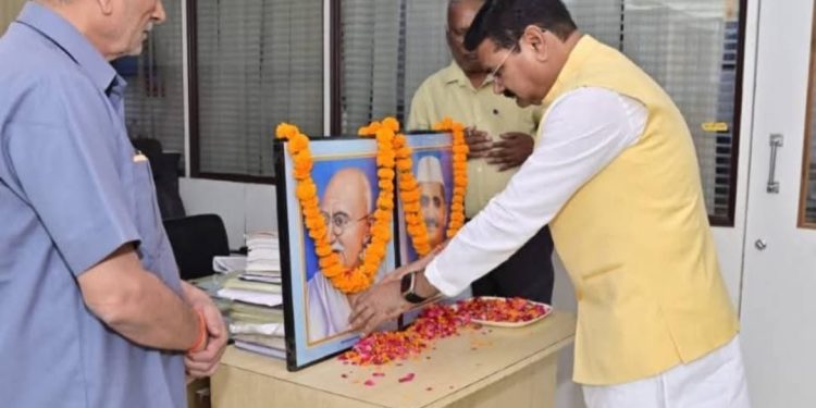 पीलीभीत में हर्षोल्लास के साथ संपन्न हुआ गांधी एवं लाल बहादुर शास्त्री जी का जयंती समारोह