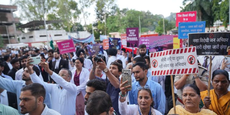 एसजीआरआरयू के छात्र-छात्राओं ने नशा विरुद्ध जनसंदेश रैली में दिया नशा ना करने का सन्देश