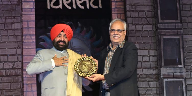 “विरासत आर्ट एंड हैरिटेज महोत्सव” की पहली शाम, रंगारंग एवं आकर्षक छोलिया नृत्य के नाम