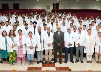 एस.जी.आर.आर.आई.एम.एण्ड एच.एस. के नव आगुंतक छात्र-छात्राओं की वाईट कोट सैरेमनी व चरक शपथ सम्पन्न