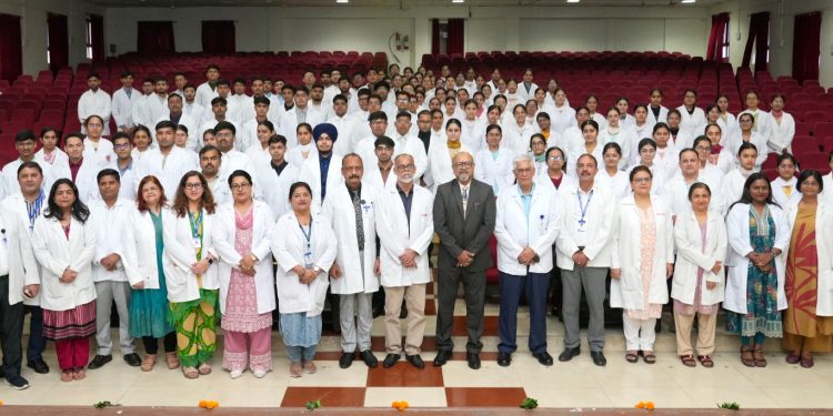 एस.जी.आर.आर.आई.एम.एण्ड एच.एस. के नव आगुंतक छात्र-छात्राओं की वाईट कोट सैरेमनी व चरक शपथ सम्पन्न
