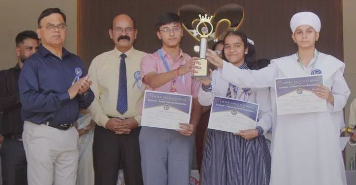 पीलीभीत: लिटिल एंजेल्स स्कूल में इंटर स्कूल टर्नकोट प्रतियोगिता का द्वितीय संस्करण कराया गया