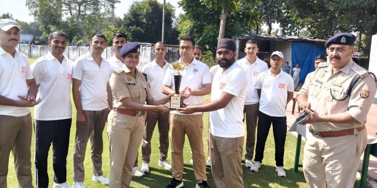 पीलीभीत: पुलिस लाइन में सम्पन्न हुई क्रिकेट प्रतियोगिता