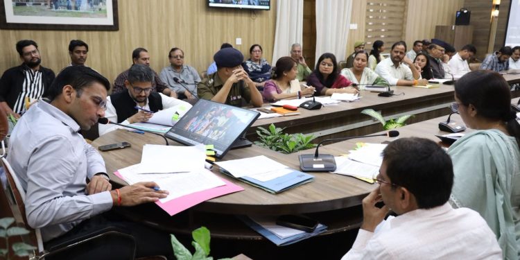 भिक्षा मांगने वाले बच्चे अब बनेंगे स्कूल के विद्यार्थी, जिला प्रशासन देहरादून की अनोखी पहल से बदल रही सड़क पर बिखरे बचपन की तस्वीर।”