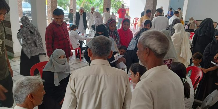 भूकंपुर गांव लंढौरा में इन्दिरेश अस्पताल का निःशुल्क स्वास्थ्य शिविर