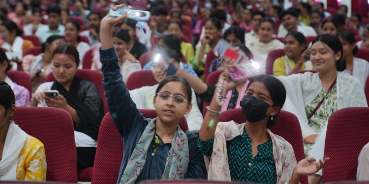 श्री गुरु राम राय यूनिवर्सिटी काॅलेज ऑफ नर्सिंग में नव प्रवेशी विद्यार्थियों का जोरदार स्वागत