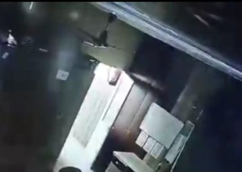 देहरादून नगर निगम में रोशनदान तोड़कर भूमि अनुभाग के अधिकारी कक्ष में घुसा चोर