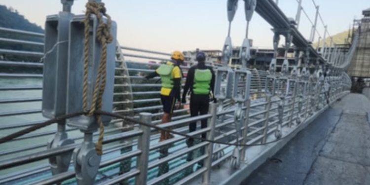 निर्माणाधीन बजरंग सेतु से गंगा में गिरा युवक, चेतावनियों के बावजूद पुल पर उमड़ रही थी भीड़