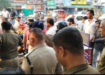 प्रेमिका के लिए भिड़े भाई और प्रेमी, बीच सड़क पर चला हाईवोल्टेज ड्रामा — प्रेमी ने खुद को घायल कर मचाया हड़कंप