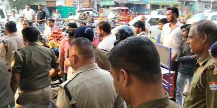 प्रेमिका के लिए भिड़े भाई और प्रेमी, बीच सड़क पर चला हाईवोल्टेज ड्रामा — प्रेमी ने खुद को घायल कर मचाया हड़कंप