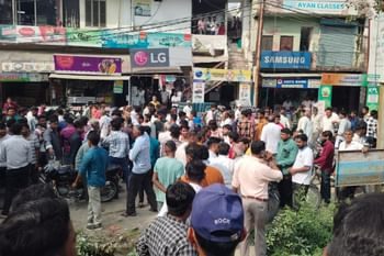 धनौरी चौकी पर हंगामा: तेलीवाला गांव में दो पक्षों के विवाद के बाद ग्रामीणों ने किया पुलिस चौकी का घेराव