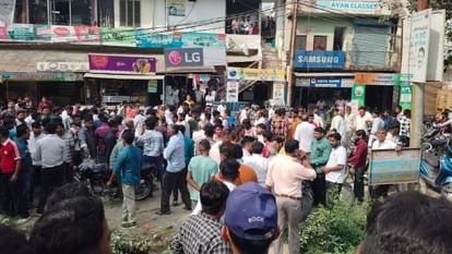 धनौरी चौकी पर हंगामा: तेलीवाला गांव में दो पक्षों के विवाद के बाद ग्रामीणों ने किया पुलिस चौकी का घेराव