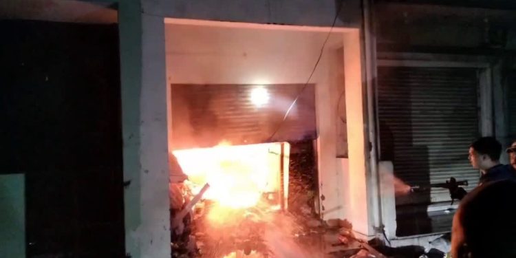 बाहर से बंद था शटर, अंदर मिली जली हुई लाश — आग की गुत्थी में उलझी पुलिस