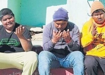 सूरज डूबते ही तीन सगे भाइयों की चली जाती है आंखों की रोशनी