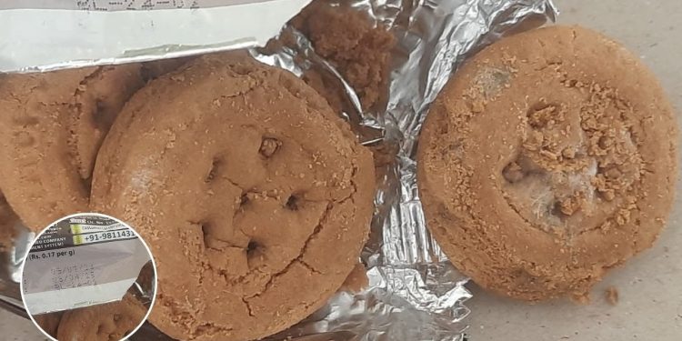 रजत जयंती के कार्यक्रम में महिलाओं को बांटे फफूंदी लगे एक्सपायरी बिस्किट, बाल विकास विभाग पर उठे सवाल