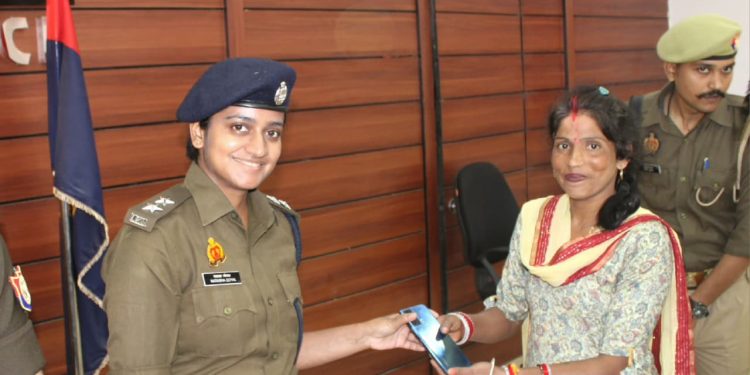 पीलीभीत- सीईआईआर पोर्टल के माध्यम से गुम हुए बीस लाख कीमत के 160 मोबाइल किए गए वितरित