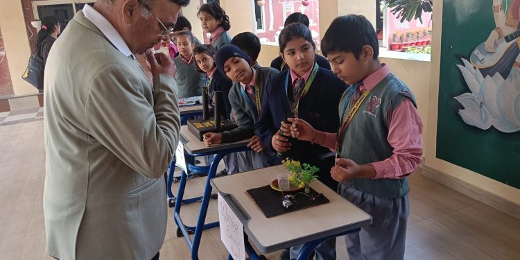लिटिल एंजेल्स स्कूल में रोबोटिक्स प्रदर्शनी का आयोजन किया गया