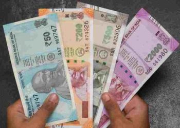 उत्तरकाशी डीएम ने मांगे लोगों से पैसे, फिर हुआ कुछ ऐसा