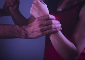 पत्नी के गुप्तांग पर पति ने बोतल से वार, महिला आयोग सख्त