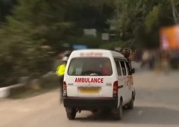 गर्भवती को ले जा रही एम्बुलेंस हुई रास्ते में खराब, महिला ने सड़क पर ही दिया बच्चे को जन्म