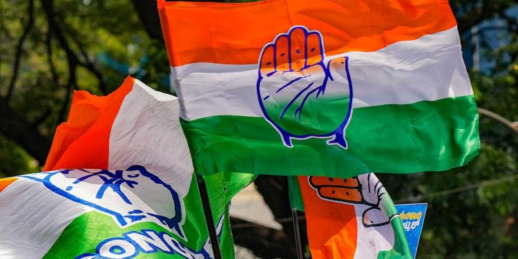 ब्रेकिंग : कांग्रेस के दो दर्जन पार्षदों ने दिया एक साथ इस्तीफ़ा, मचा हड़कंप