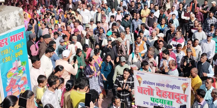 चौखुटिया से पैदल देहरादून यात्रा पर निकले आंदोलनकारियों को पुलिस ने किया गिरफ्तार