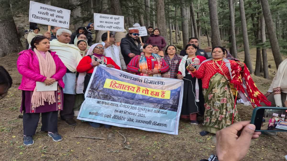 पेड़ो को बचाने के लिए एकजुट भीड़