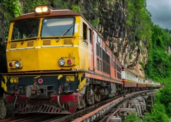 महंगा होने वाला है रेलवे का किराया, अगर करते हैं रेल से सफर देखिए कितना पड़ेगा जेब में असर