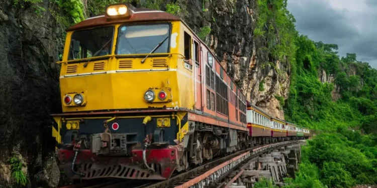 महंगा होने वाला है रेलवे का किराया, अगर करते हैं रेल से सफर देखिए कितना पड़ेगा जेब में असर