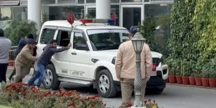 मुख्यमंत्री धामी के काफिले की पायलट कार हुई खराब, धक्का लगाकर किया गया स्टार्ट, चालक निलंबित