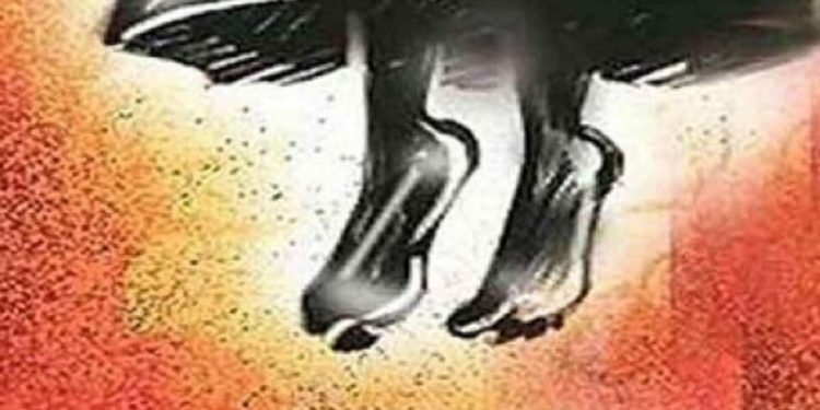 लव मैरेज के महज दो महीने बाद पत्नी फंदे पर लटकी मिली