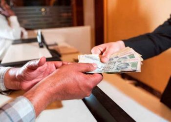 रंगे हाथ रिश्वत लेते खंड शिक्षा अधिकारी गिरफ्तार