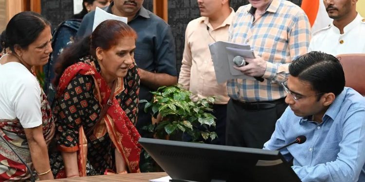 घर में मां से करता था बेटा मार पीट, डीएम देहरादून ने किया जिलाबदर