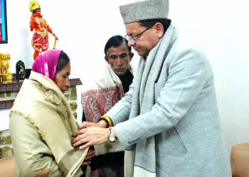 अंकिता भंडारी के माता पिता से भेंट करते सीएम धामी