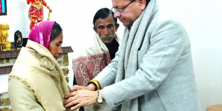 अंकिता भंडारी के माता पिता से भेंट करते सीएम धामी