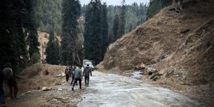 ब्रेकिंग : जम्मू कश्मीर, डोडा में खाई में गिरा सेना का वाहन, 10 जवान शहीद 11 घायल