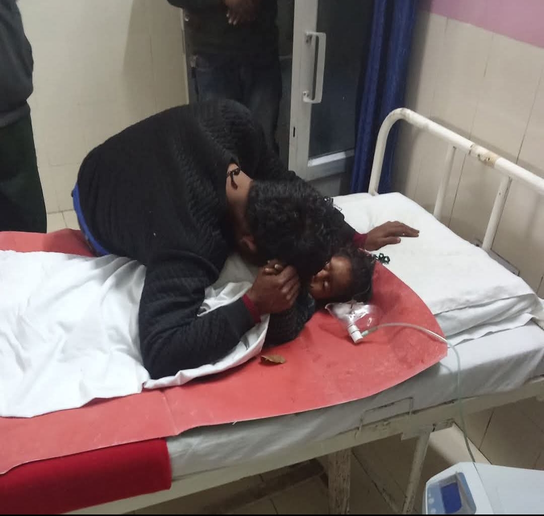 बच्ची के शव को गले से लगाता हुआ पिता