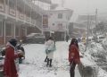 देहरादून जिले में इस जगह शुरू हुई  बर्फबारी, लोगों ने उठाया लुफ्त