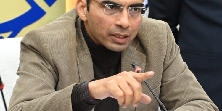 सड़कों की अंधाधुंध खुदाई पर डीएम सविन बंसल का सख्त एक्शन, सात एजेंसियों की अनुमति रद्द