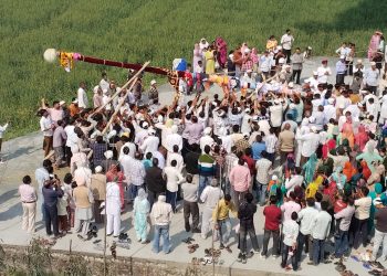 भाव-विभोर संगत, जयकारों का माहौल! हरियाणा के अराईयांवाला में श्री झण्डे जी फहराया – मेले का शुभारंभ