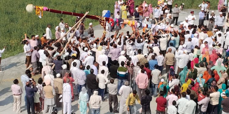 भाव-विभोर संगत, जयकारों का माहौल! हरियाणा के अराईयांवाला में श्री झण्डे जी फहराया – मेले का शुभारंभ