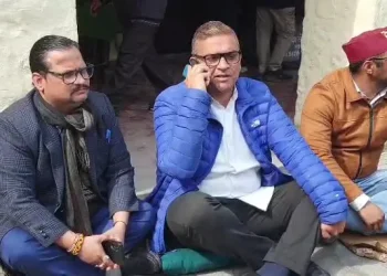 उत्तराखंड में एसडीएम ऑफिस के बाहर धरने पर बैठे विधायक और पार्षद
