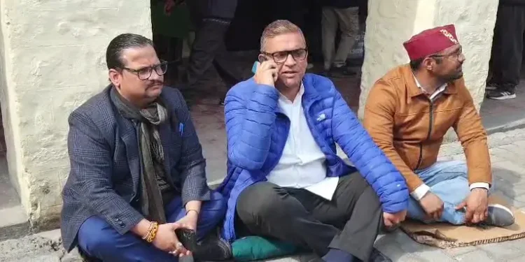 उत्तराखंड में एसडीएम ऑफिस के बाहर धरने पर बैठे विधायक और पार्षद