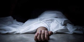 पुलिस दबिश के दौरान बुजुर्ग महिला की मौत , परिजनों ने 3 घंटे शव रखकर किया प्रदर्शन – SSP ने 4 पुलिसकर्मियों को सस्पेंड किया