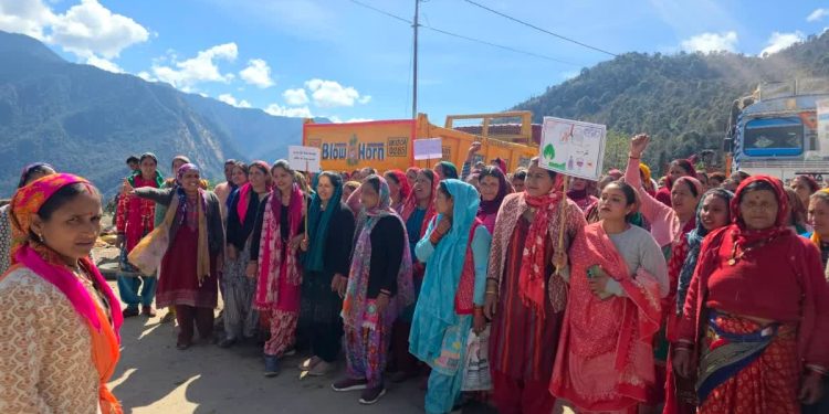 जहां सरकार नई शराब दुकानें खोल रही है, वहीं त्रियुगीनारायण की महिलाएं नशा मुक्त समाज के लिए लामबंद – 12 किमी रैली में जोरदार नारे, केदारनाथ यात्रा मार्ग को नशा मुक्त बनाने का संकल्प