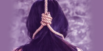 उत्तराखंड में यहां फंदे पर  मां को झूलता देख निकली बच्चे की चीख, इलाके में फैली सनसनी